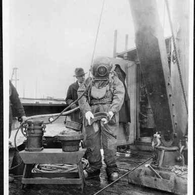 Diver holding a water main joint, 1924. Courtesy of the Seattle Municipal Archive. Image ID 6119