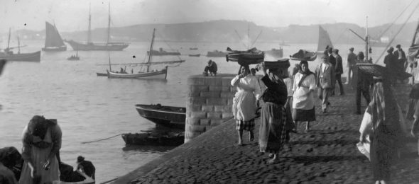 Women in the port of Lisbon, early 20th century